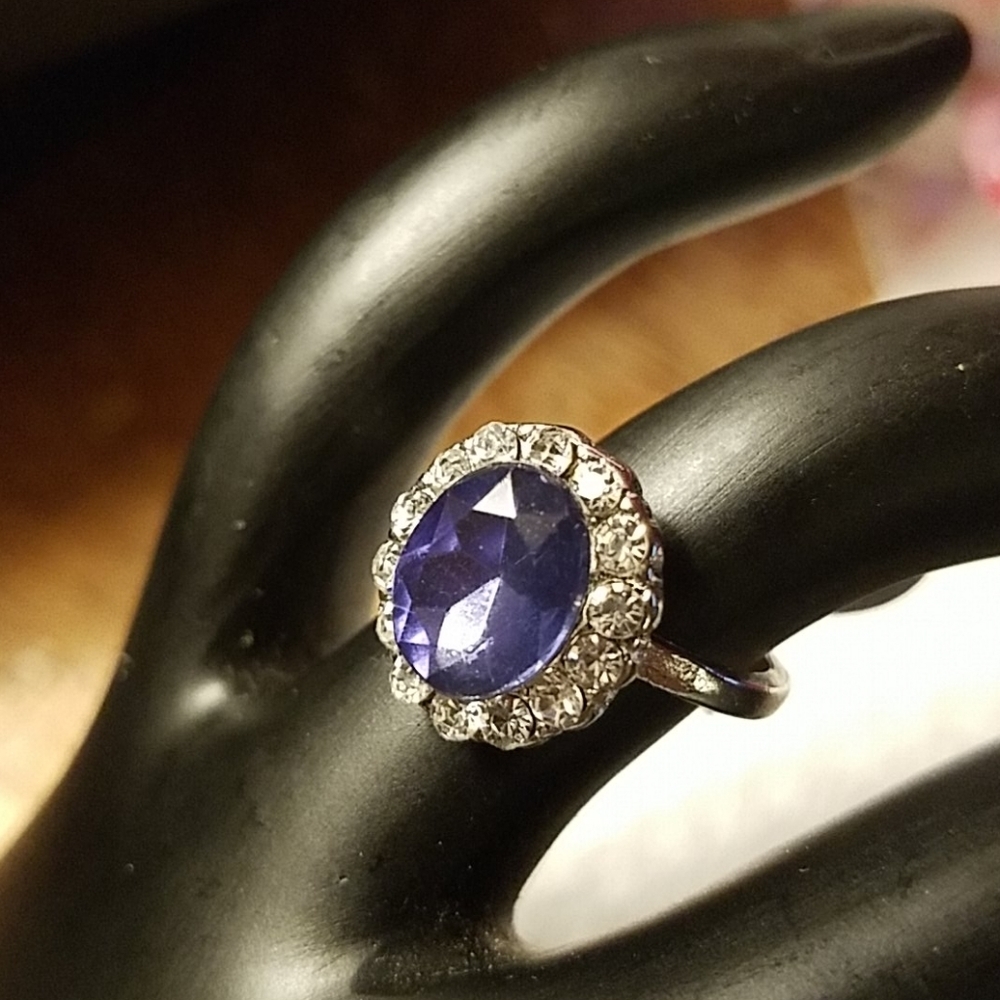Beautiful Costume Jewelry Ring Size 5